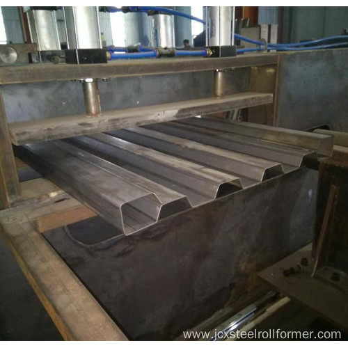 Truck carriage board roll forming machine